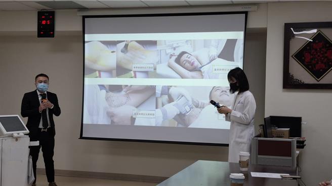 擔任業務的白姓男子（左）過去被狐臭困擾，經過微波熱能治療痊癒，22日到台南市立安南醫院感謝皮膚科醫師陳郁蓁（右）。（程炳璋攝）