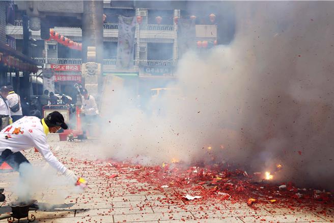 今年城隍夜巡除「神卫机甲－城隍爷」首度亮相外，庙方也安排犁炮演出，22日北港朝天宫演出犁炮，让不曾看过的信眾、参与来宾直呼震撼。（吕妍庭摄）