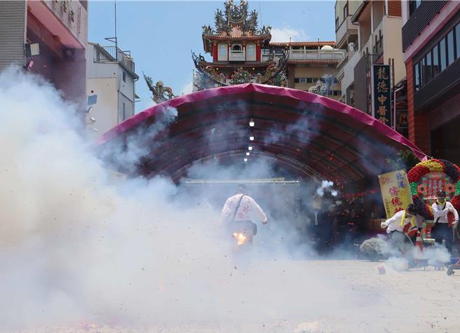 今年城隍夜巡除「神卫机甲－城隍爷」首度亮相外，庙方也安排犁炮演出，22日北港朝天宫演出犁炮，让不曾看过的信眾、参与来宾直呼震撼。（吕妍庭摄）
