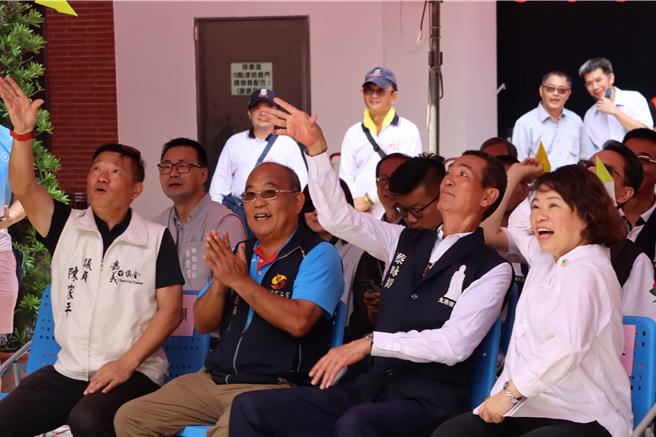 嘉义市长黄敏惠、北港朝天宫董事长蔡咏锝、市议员陈家平等人丢掷纸飞机。（吕妍庭摄）