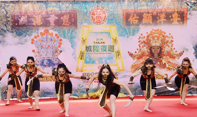 火焰舞蹈团团长孙嘉蓉带领团员演出「人模鬼样神鬼魅影」舞中剧。（吕妍庭摄）