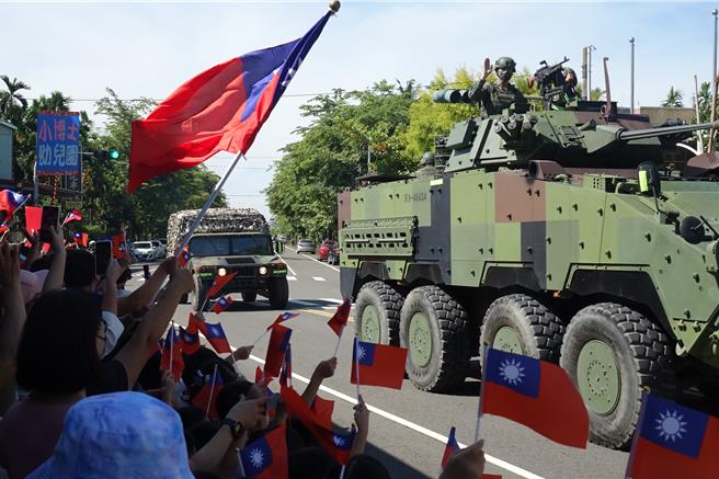 漢光演習首日，機步333旅裝甲車進行演訓，小朋友揮舞國旗高喊「國軍加油」，國軍也向小朋友們揮手致意。（羅琦文攝）