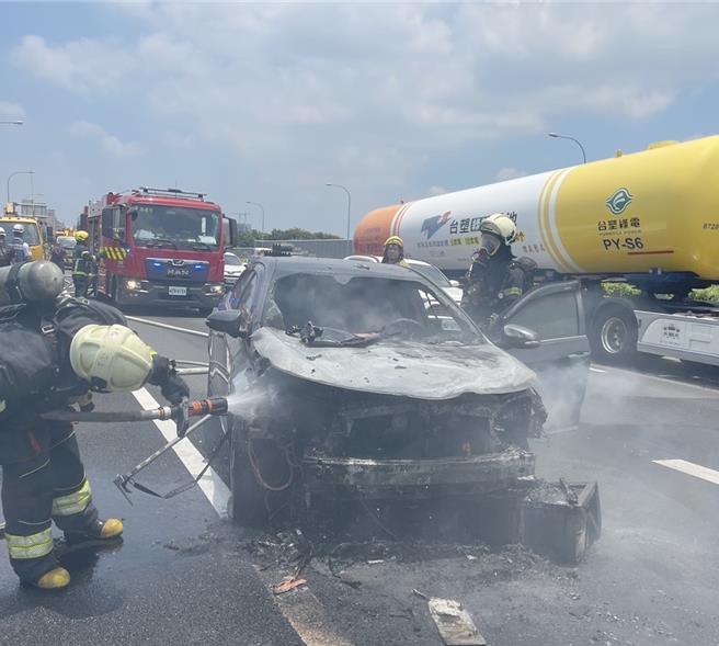 国道1号南向369公里瑞隆路段22日中午发生火烧车事故，幸无人伤亡。（翻摄照片／林瑞益高雄传真）