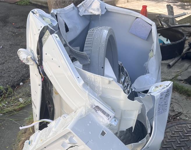 7月20日深夜，国道1号南下342公里高科路段有汽车撞到掉落的洗衣机（见图），国道警察已经着手调查。（翻摄照片／林瑞益高雄传真）