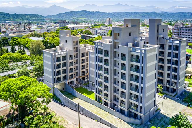 南投市青年住宅第1期45戶22日在文化局圖書館7樓公開抽籤並直播，從477人抽出45人，中籤率約9.4％。（南投縣政府提供／楊靜茹南投傳真）