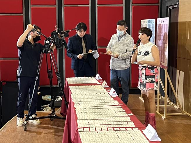 南投市青宅公開抽籤，開放民眾入場，全程也透過網路直播，律師及政風人員確認符合資格477人的籤紙。（楊靜茹攝）