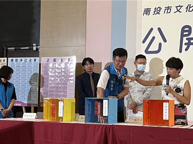南投市長張嘉哲代民眾確認每一個抽籤筒狀況，確認南投市青宅抽籤過程是公開、透明。（楊靜茹攝）