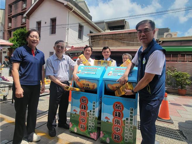 环境部力邀各宫庙配合提倡「新纸钱三烧」政策，鼓励民眾「以功代金」捐款。环境部长彭启明22日南下出席在台南市台湾首庙天坛举行的宣传活动时，鼓励民眾参与各宫庙举办的普渡法会。（洪荣志摄）