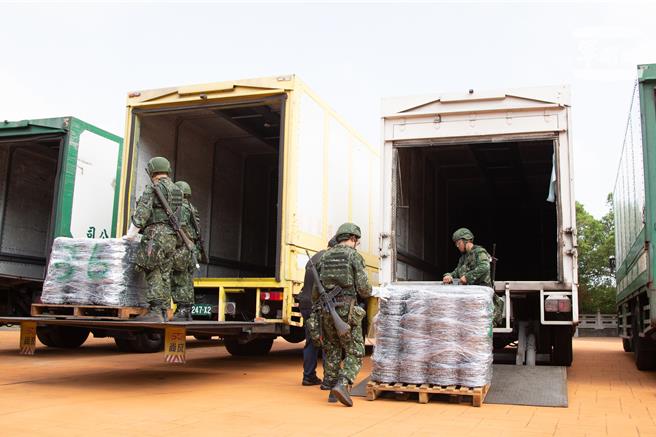 刺鐵絲分配作業。國防部提供