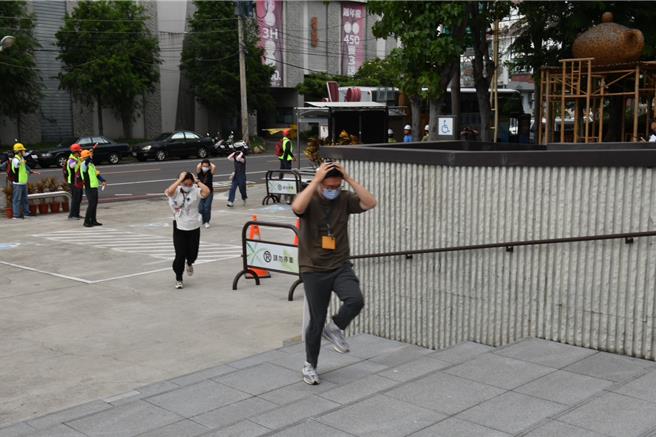 加入戰時防災收容，台中萬安47號演習順利結束。（台中市警察局提供／李易昌台中傳真）