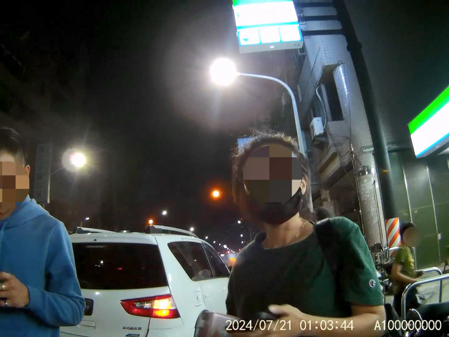 33歲潘姓駕駛不僅無照駕駛，乘坐後座的27歲劉姓女子更是詐欺通緝犯，警方更在車內搜出毒品及吸食器，兩人當場遭逮捕並移送法辦。（翻攝畫面）