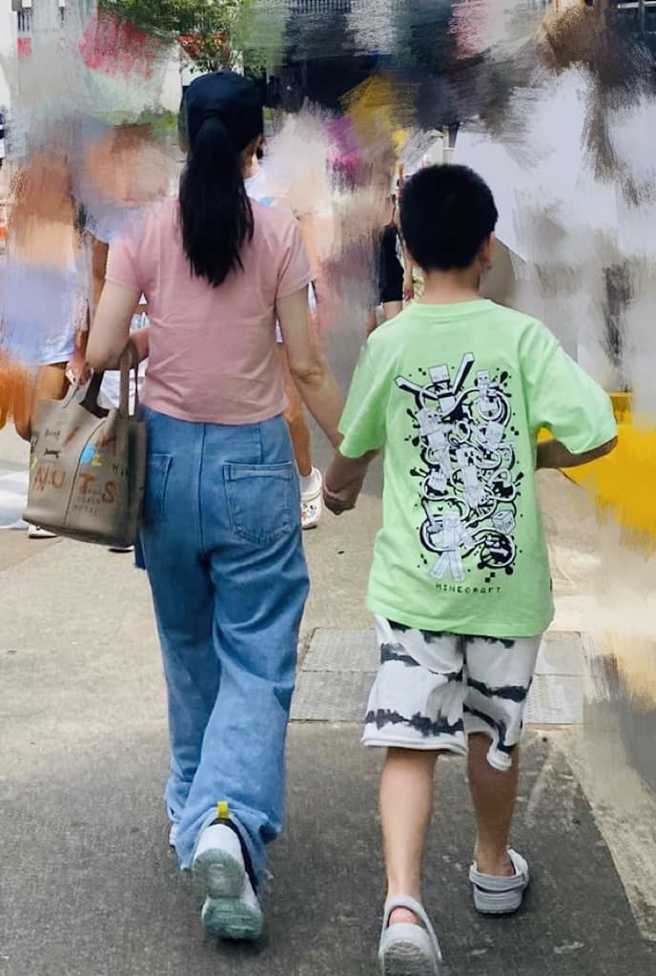 徐若瑄和前夫达成共识，只要儿子上小学后就不再公开正面照。（图／徐若瑄脸书）