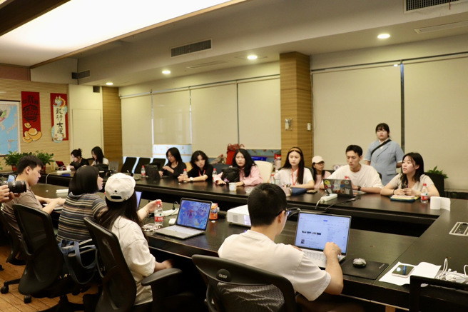 芒果師父與實習生共同討論企劃。(攝/李品臻)