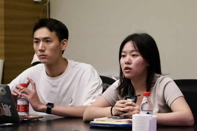 羅偉寧與向語實習生。(攝/李品臻)