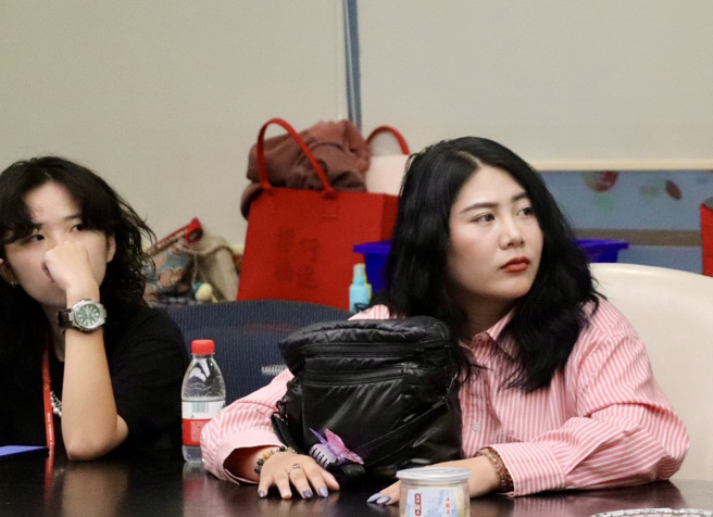 陳昱潔和詹珮萱實習生。(攝/李品臻)