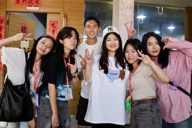 實習生與芒果師父合影。(攝/李品臻)