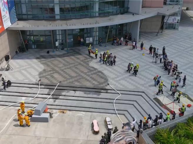 中部万安演习22日登场，台中市以大里、雾峰两区作为重点验证区，并加入战时疏导情境，各方团队于大里区公所外模拟遭敌飞弹攻击灾害救援。（中市消防局第三大队提供／潘虹恩台中传真）