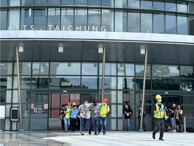 中部万安演习22日登场，台中市以大里、雾峰两区作为重点验证区，各方团队于大里区公所外模拟遭敌飞弹攻击灾害救援。（潘虹恩摄）