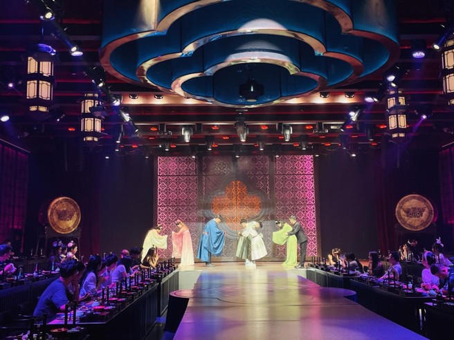 品尝佳肴的同时欣赏演出也像是品味一段歷史。（图/金津提供）