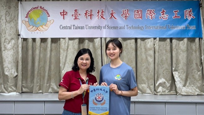 陈锦杏校长授旗给护理系国际印尼志工队队长。(照片/中臺科技大学提供)
