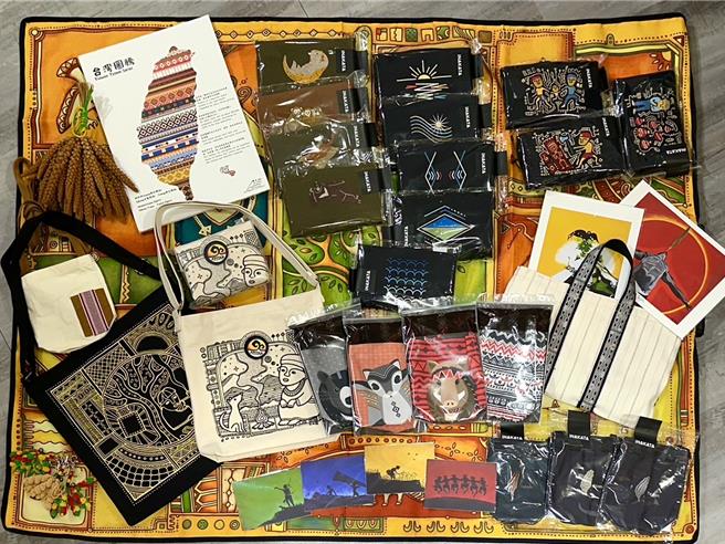 民进党访美 ，原住民族多族群特色伴手礼做外交。（民进党提供／杨亚璇台北传真）