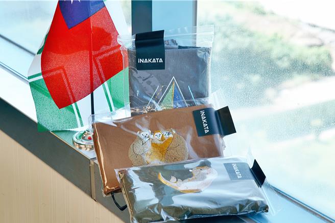 民进党访美 ，原住民族多族群特色伴手礼做外交。（民进党提供／杨亚璇台北传真）