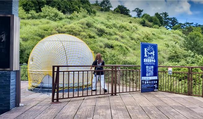 凱米颱風恐襲台，預估南投山區是強風豪雨風險區，合歡山鳶峰圓頂天文台覆蓋上黃色的網子加固。（合歡山暗空公園鳶峰遊客中心提供／楊靜茹南投傳真）