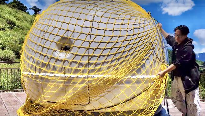 合歡山暗空公園鳶峰遊客中心進行防颱準備，將造價百萬的圓頂天文台覆蓋上黃色的網子加固。（合歡山暗空公園鳶峰遊客中心提供／楊靜茹南投傳真）