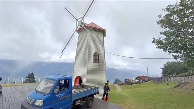 清境農場人員將觀山牧區的大、小風車用繩索加固。（清境農場提供／楊靜茹南投傳真）