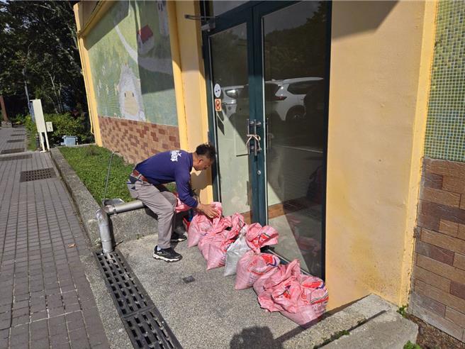 清境農場人員在國民賓館、青青草原遊客中心等建物出入口堆沙包防強降雨淹水。（清境農場提供／楊靜茹南投傳真）