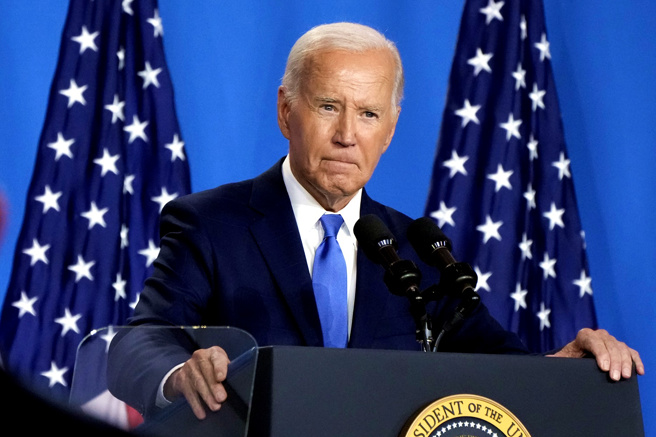 消息人士透露，一份民主党内部民调显示，拜登不只在关键摇摆州落后，支持率甚至在2大民主党铁票仓崩盘，让拜登因此决定退选，幕僚基本上也告诉他「毫无胜算」。（资料照／美联社）