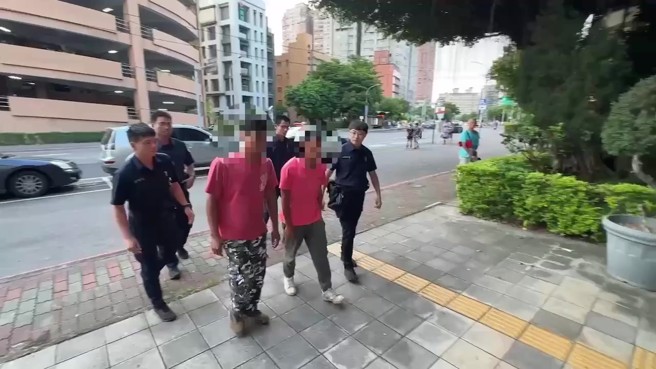 淡水分局於案發後兩小時內將江、張兩名犯嫌迅速帶到案。（翻攝畫面）