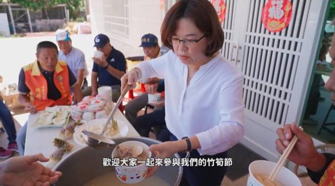 周佳琪推广鲜甜竹笋汤。（图／屏东市公所）