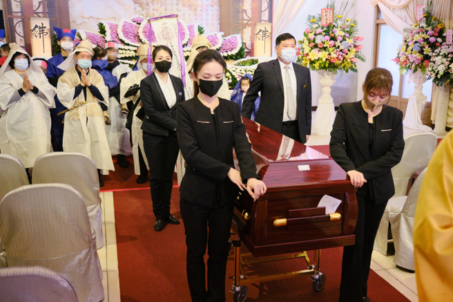 殯葬人員陪伴亡者走完人生最後一哩路。(金麟生命提供)