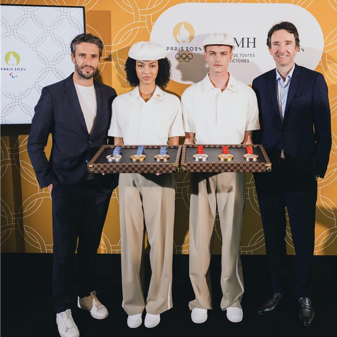 LV為此次的頒獎人員設計了專門盛放獎牌的托盤。（LV提供／黃唯淯台北傳真）