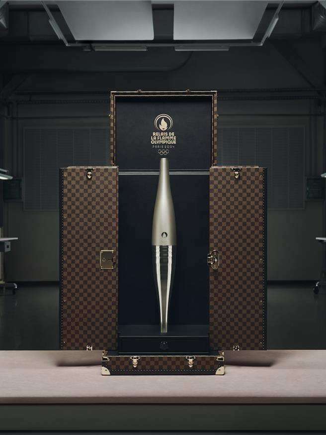 LV也為此次巴黎聖火炬打造了專門收納的旅行箱。（LV提供／黃唯淯台北傳真）