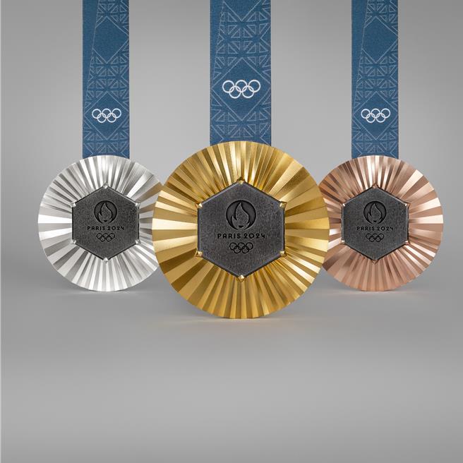 由Chaumet設計的奧運獎牌，正面鐵片是出自巴黎鐵塔上的「真蹟」。（Chaumet提供／黃唯淯台北傳真）