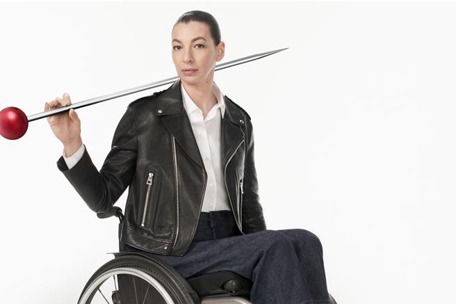 殘疾奧運選手Andreea Mogos，此次參賽擊劍項目，不畏困難的勇氣也讓她入選Dior品牌大使行列。（Dior提供／黃唯淯台北傳真）
