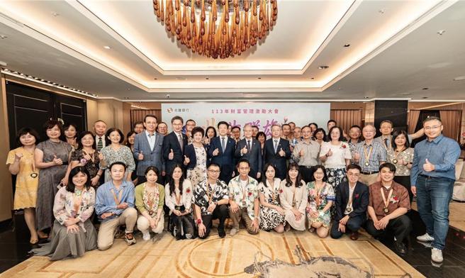兆丰银行举办「113年财富管理再坚持拚突破激励大会」，董事长雷仲达(第2排右7）、总经理胡光华（第2排左8）、副总陈建中(第2排右6)，以及财富管理处处长李淑芬（第2排左7）共同出席，激励理财团队持续突破向前，再创财富管理业绩新高峰。图／兆丰银行提供