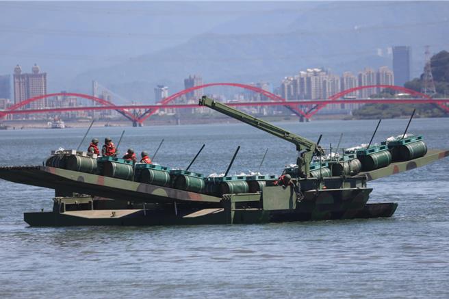 国军汉光40号实兵演习22日登场，陆军53工兵群官兵在淡水河进行河道阻绝设置。（张铠乙摄）