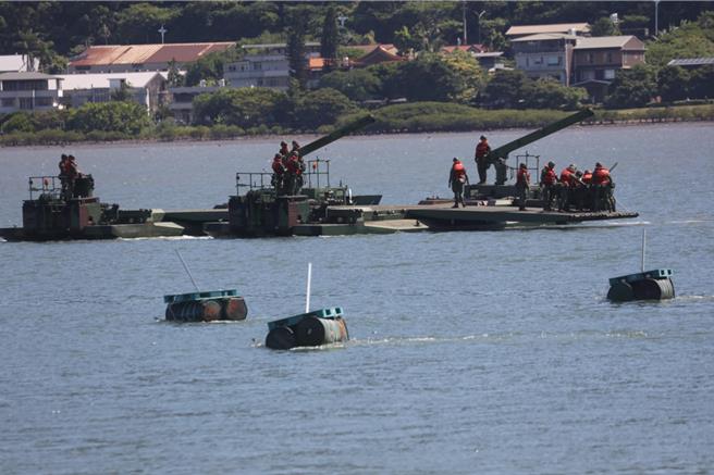 国军汉光40号实兵演习22日登场，陆军53工兵群官兵在淡水河进行河道阻绝设置。（张铠乙摄）