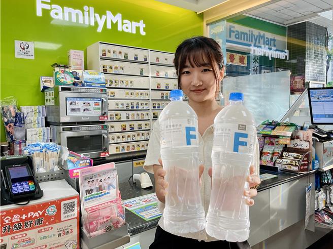 全家8月6日前「FamiCollection天然水（2.2L）、碱性离子水（1385ml）」任2件特价50元。（全家提供／朱世凯台北传真）