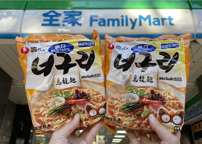 全家24日至28日「农心爽口海鲜味乌龙麵」买1送1。（全家提供／朱世凯台北传真）