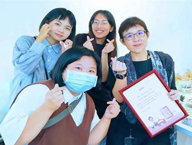 台中科技大学商业设计系学生刘嘉容、胡榛庭及卢欣妤的「不老の童话食光」作品勇夺金奖，与指导老师侯纯纯（右一）合影。（台中科大提供／陈淑芬台中传真）