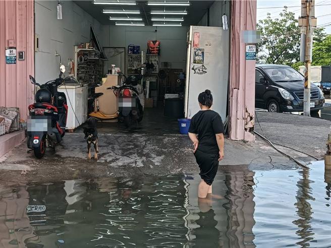 年度大潮，東港低漥處水深到小腿。（東津里長葉而項提供／羅琦文屏東傳真）