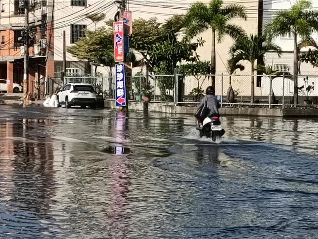 年度大潮，東港低漥處積淹水，機車騎過濺起水花，幸好積水約2小時退去。（東津里長葉而項提供／羅琦文屏東傳真）