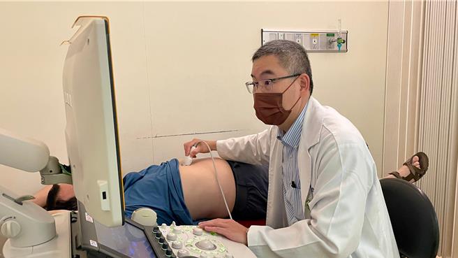 彰化秀传胃肠肝胆科主任陈奎闵为民眾做腹部超音波检查，陈奎闵表示，腹部超音波检查是揪出肝臟病灶的重要利器，呼吁民眾定期检查，远离肝病的威胁。（彰化秀传医院提供／叶静美彰化传真）