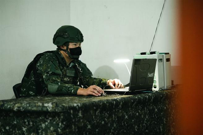 馬祖南竿守備大隊受命後即刻完成指揮所架設及通聯測試，實施戰力保存。（軍聞社提供）