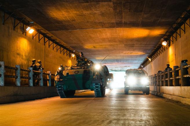 戰力保存過程中，官兵結合現有地形地物及據點、坑道等堅固設施，將CM21、CM23裝甲車及各式輪型車輛駛入。（軍聞社提供）