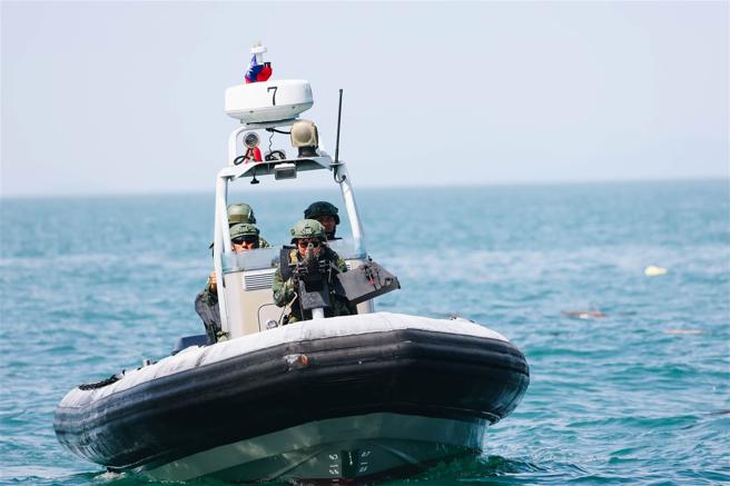 陸軍兩棲偵察連實施海上近岸偵蒐作為，迅速操駕成功艇向目標區挺進。（記者袁銘駿攝）